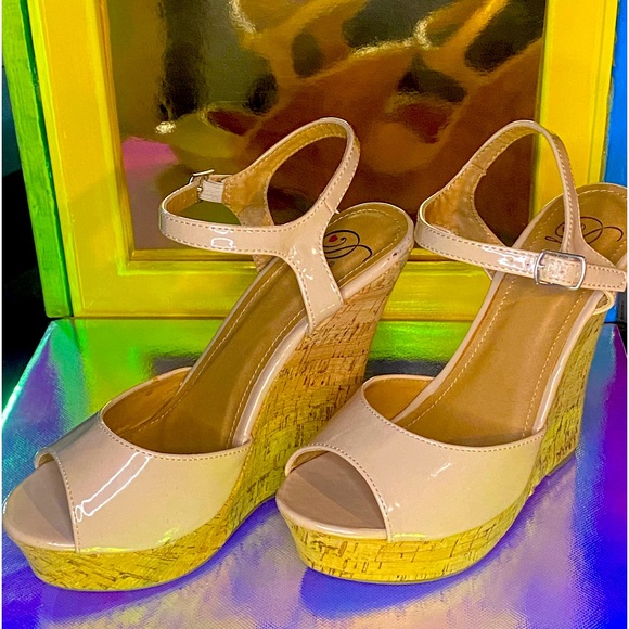 New! “D’s” beige open toe wedge w/ cork heel - Picture 1 of 5